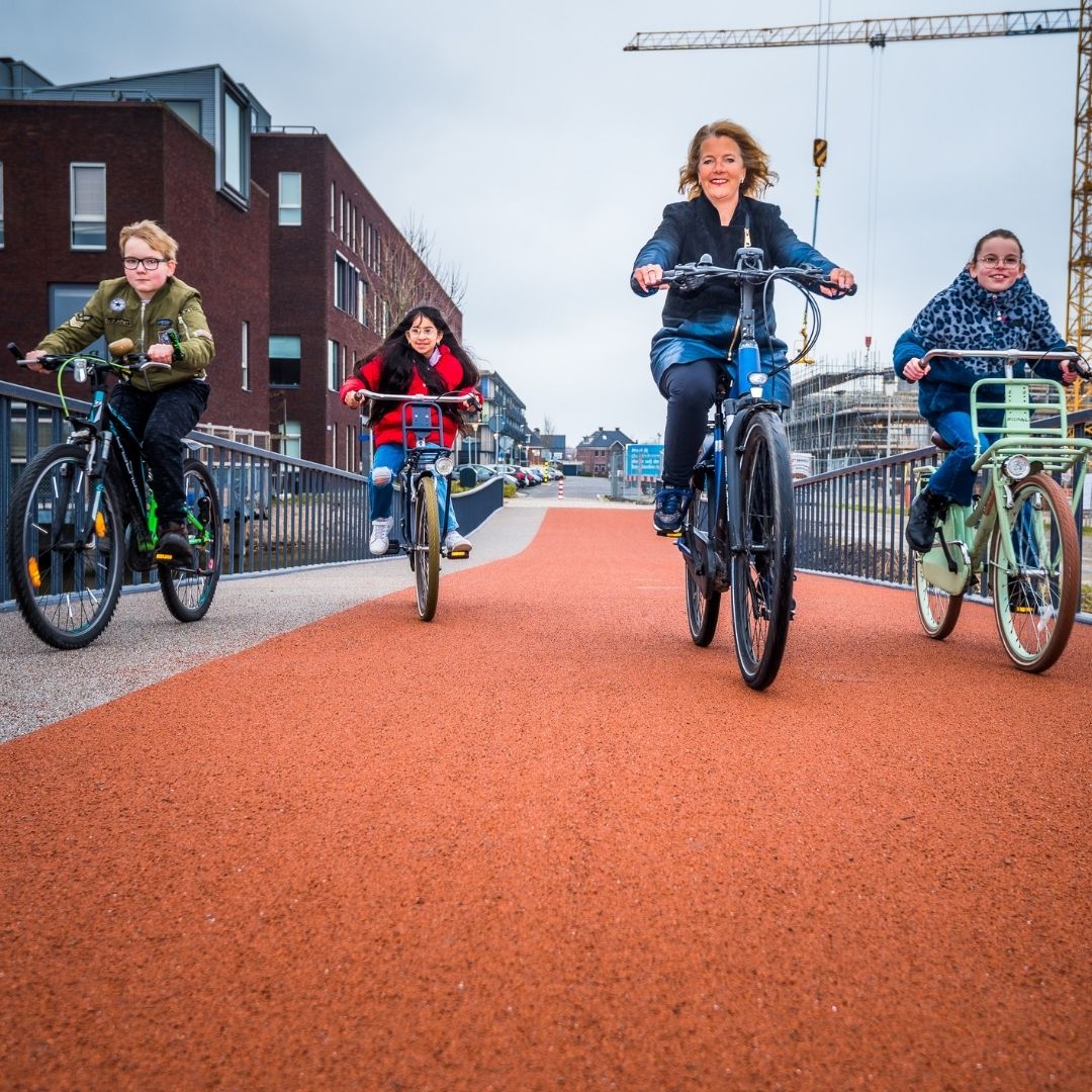 Nieuwe fiets- en voetgangersbrug geopend